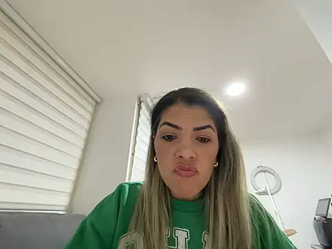 Snapshot of Encantadora_Eva chatting on February 16, 2026, 1:15 am Encantadora Eva online show from February 16, 2026, 1:15 am