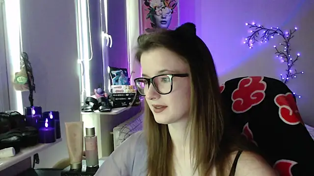 LunaXcherry online show from May 7, 2026, 4:32 pm