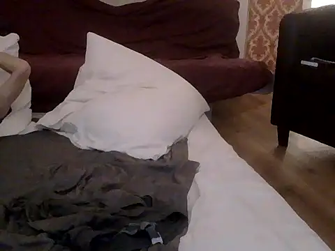 Snapshot of Mickredge chatting on February 15, 2026, 2:01 am Mickredge online show from February 15, 2026, 2:01 am