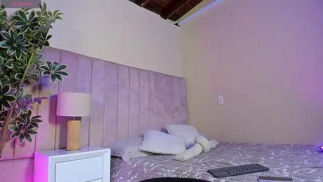 Ashley Beaomunt online show from April 1, 2026, 11:22 am