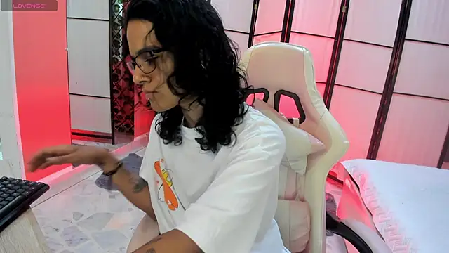 Snapshot of Julianne_7 chatting on February 24, 2026, 9:04 pm Julianne 7 online show from February 24, 2026, 9:04 pm