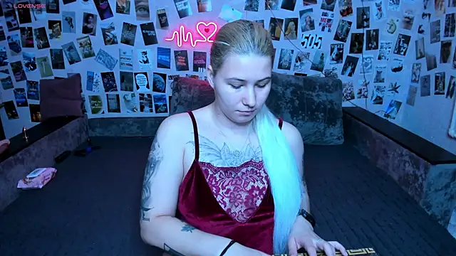 Snapshot of x_Ulya1cutex chatting on April 11, 2026, 5:05 pm x Ulya1cutex online show from April 11, 2026, 5:05 pm