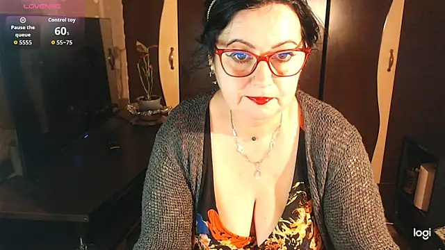 Snapshot of exiMIlf chatting on February 11, 2026, 5:13 pm exiMIlf online show from February 11, 2026, 5:13 pm