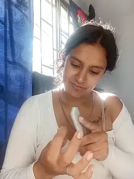 luna E online show from February 25, 2026, 8:08 pm