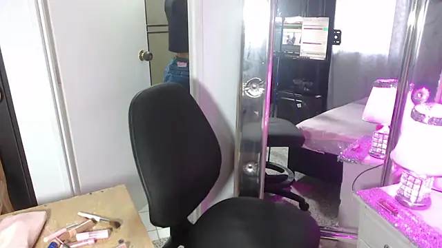 Snapshot of mailyn_gold chatting on April 9, 2026, 12:11 pm mailyn gold online show from April 9, 2026, 12:11 pm