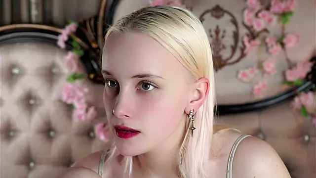 Snapshot of KirstinMcgeady chatting on April 13, 2026, 11:14 am KirstinMcgeady online show from April 13, 2026, 11:14 am