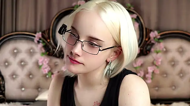 KirstinMcgeady online show from April 30, 2026, 11:28 am