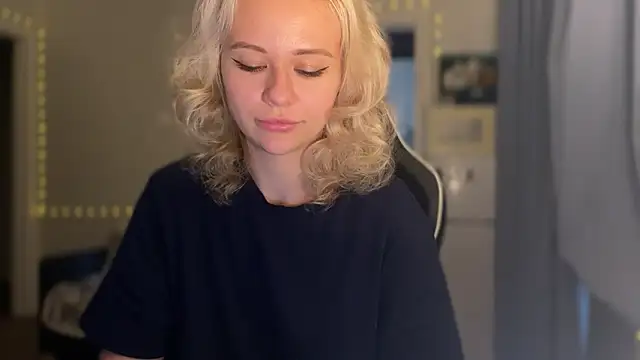 Snapshot of Leylia_Lily chatting on March 11, 2026, 9:47 am Leylia Lily online show from March 11, 2026, 9:47 am