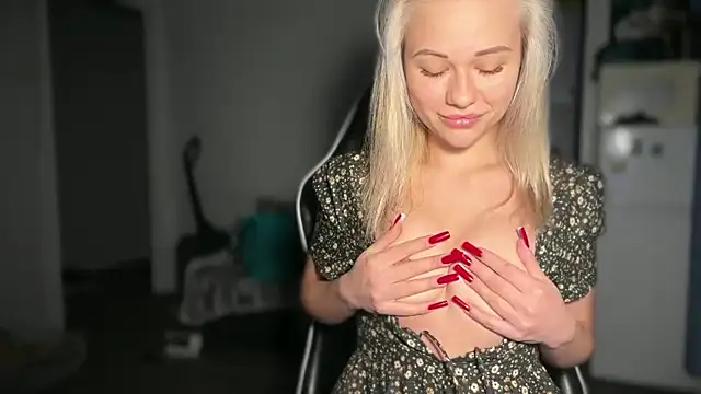 Snapshot of Leylia_Lily chatting on April 14, 2026, 6:13 pm Leylia Lily online show from April 14, 2026, 6:13 pm