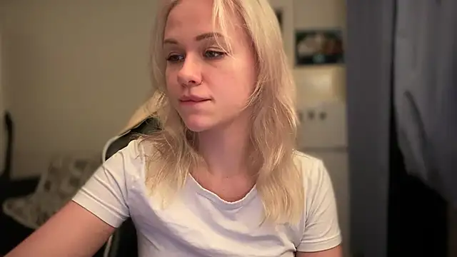 Snapshot of Leylia_Lily chatting on April 1, 2026, 7:55 pm Leylia Lily online show from April 1, 2026, 7:55 pm