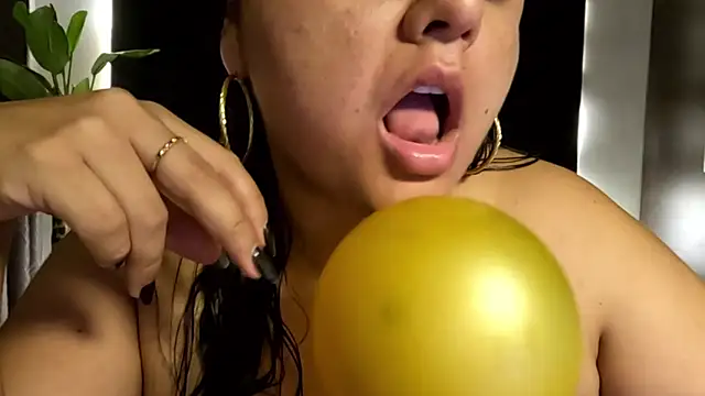 AzaraOnyx online show from June 4, 2026, 11:26 am
