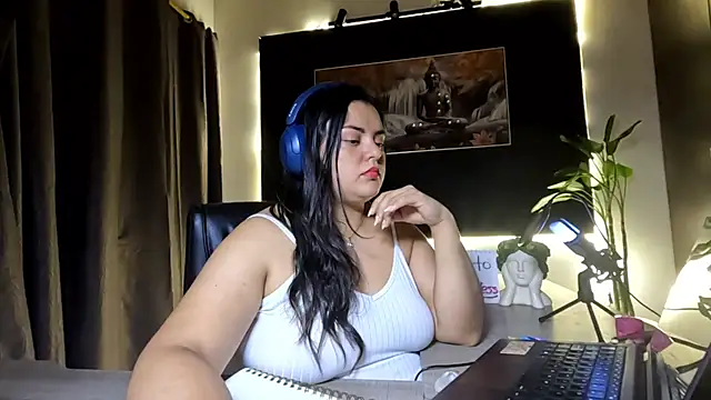 AzaraOnyx online show from June 12, 2026, 9:56 pm