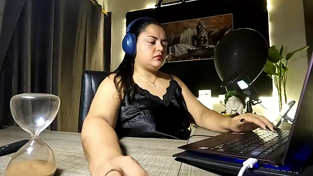 AzaraOnyx online show from June 7, 2026, 5:40 pm