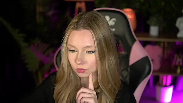 Snapshot of SweetDaisy_me chatting on February 16, 2026, 3:43 pm SweetDaisy me online show from February 16, 2026, 3:43 pm