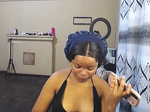 Snapshot of KinkyPxx chatting on February 17, 2026, 7:33 pm KinkyPxx online show from February 17, 2026, 7:33 pm