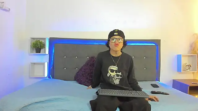 Ale cuzz online show from April 15, 2026, 1:59 pm