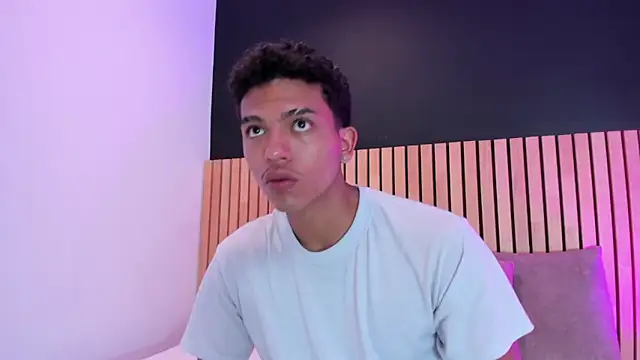 jhoystrong  online show from March 4, 2026, 7:32 pm