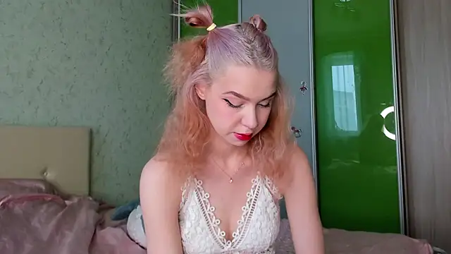 GlitchyDolly online show from March 10, 2026, 3:10 am