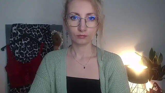 CinderellaMoon online show from April 3, 2026, 5:25 am