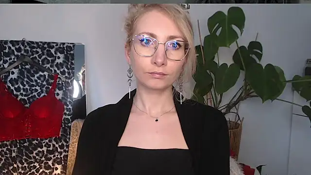 CinderellaMoon online show from April 9, 2026, 5:20 am