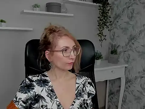 Snapshot of CinderellaMoon chatting on February 18, 2026, 6:44 am CinderellaMoon online show from February 18, 2026, 6:44 am