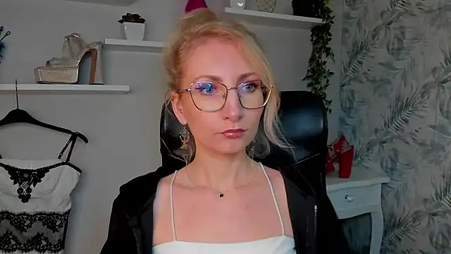 CinderellaMoon online show from March 24, 2026, 6:24 am