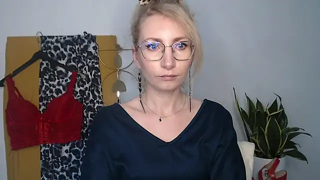 CinderellaMoon online show from April 17, 2026, 5:21 am