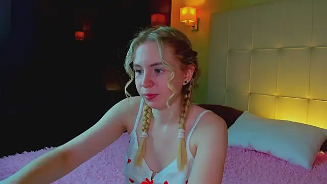 Snapshot of Linda__Bloom chatting on April 10, 2026, 1:12 am Linda Bloom online show from April 10, 2026, 1:12 am