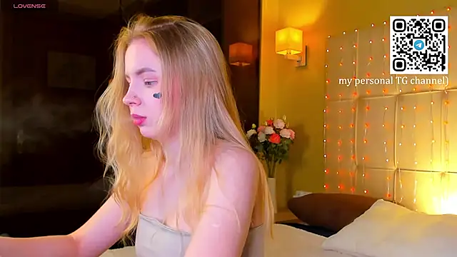 Snapshot of Linda__Bloom chatting on April 16, 2026, 1:06 am Linda Bloom online show from April 16, 2026, 1:06 am