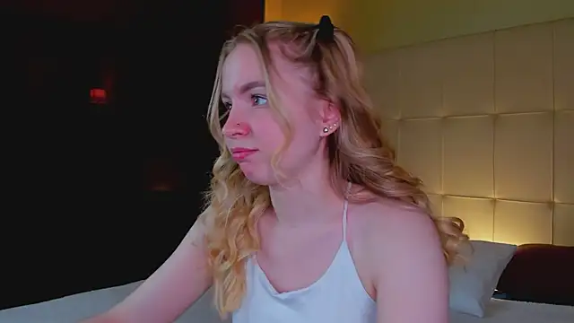 Snapshot of Linda__Bloom chatting on April 13, 2026, 1:09 am Linda Bloom online show from April 13, 2026, 1:09 am