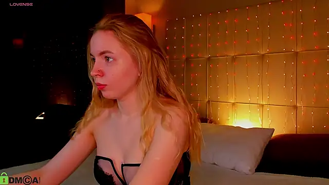 Snapshot of Linda__Bloom chatting on April 14, 2026, 12:59 am Linda Bloom online show from April 14, 2026, 12:59 am