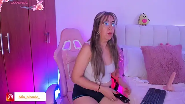 Miablonde  online show from March 7, 2026, 12:32 pm