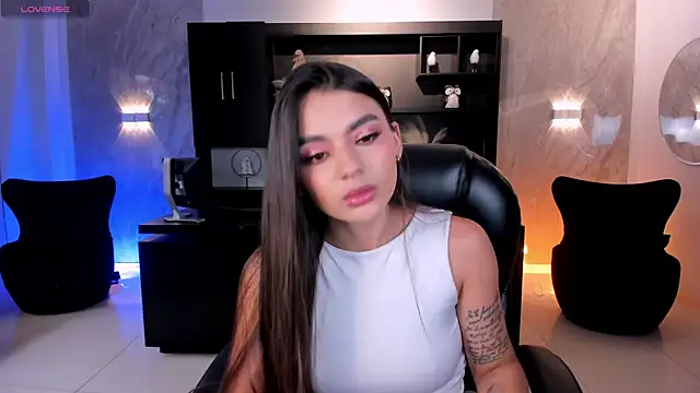 Snapshot of JulietteMoreau chatting on July 2, 2026, 6:58 pm JulietteMoreau online show from July 2, 2026, 6:58 pm