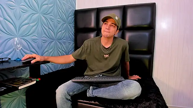 Snapshot of bad_boy_cum_ chatting on February 22, 2026, 4:15 am bad boy cum online show from February 22, 2026, 4:15 am