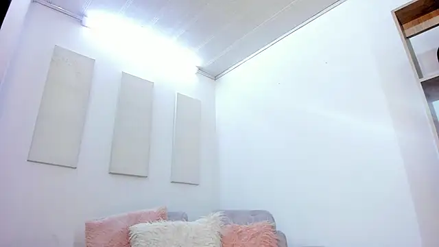 Snapshot of Tylla__ chatting on February 28, 2026, 5:07 am Tylla online show from February 28, 2026, 5:07 am