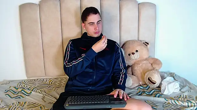 ryanlevi1 online show from February 24, 2026, 12:17 pm