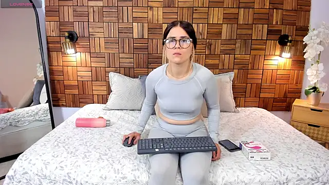 aleessiia online show from April 1, 2026, 2:03 pm