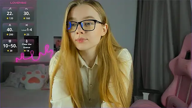 EvaRaee online show from March 10, 2026, 3:43 am