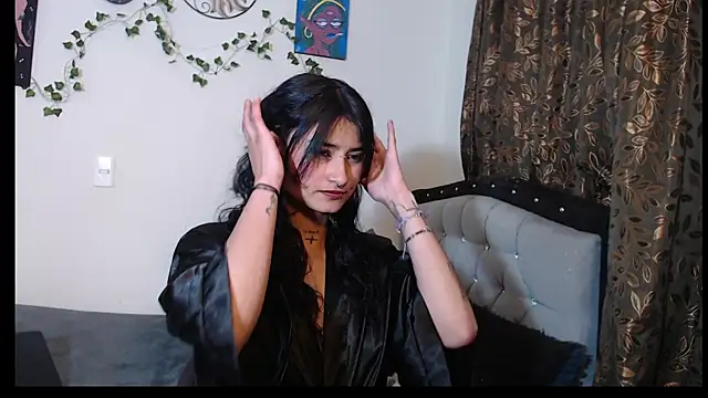Lili  Clan online show from May 23, 2026, 1:37 am