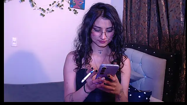 Lili  Clan online show from June 15, 2026, 4:01 am