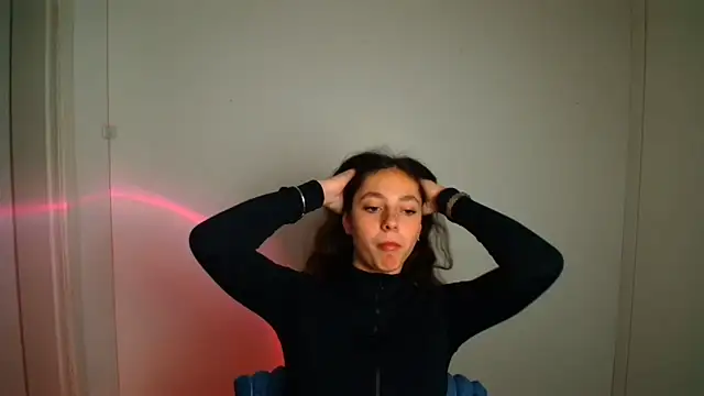 KissMeJulia online show from May 13, 2026, 10:33 am