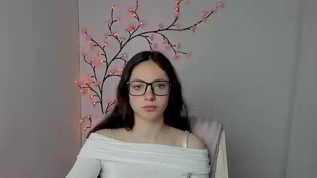 KissMeJulia online show from May 4, 2026, 5:33 am