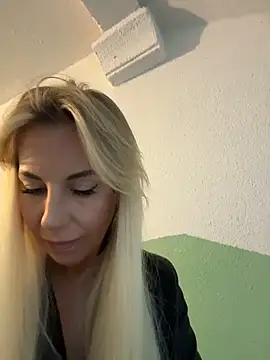 Snapshot of LisaMurr chatting on May 29, 2026, 10:21 am LisaMurr online show from May 29, 2026, 10:21 am