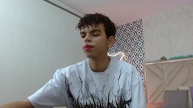 Snapshot of keahi_tay chatting on March 1, 2026, 11:43 am keahi tay online show from March 1, 2026, 11:43 am