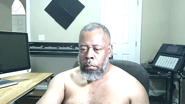 Cleozevo1961 online show from May 23, 2026, 12:59 pm