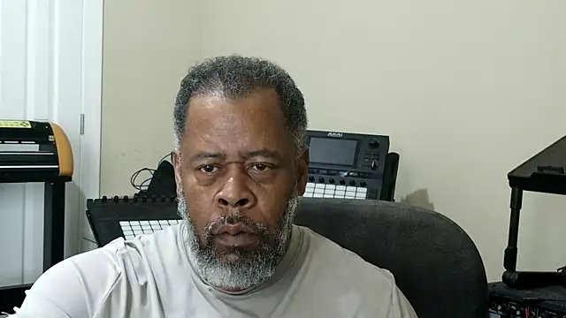 Cleozevo1961 online show from May 4, 2026, 5:38 pm