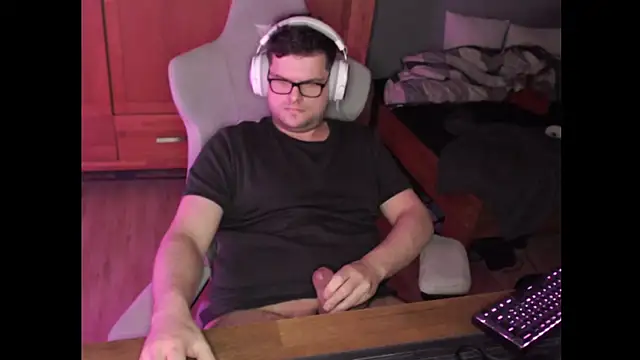 Snapshot of Whyteshadow4235 chatting on February 18, 2026, 7:43 pm Whyteshadow4235 online show from February 18, 2026, 7:43 pm