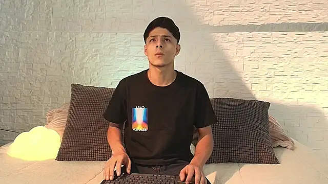 Eliassalvatore  online show from April 25, 2026, 5:32 pm