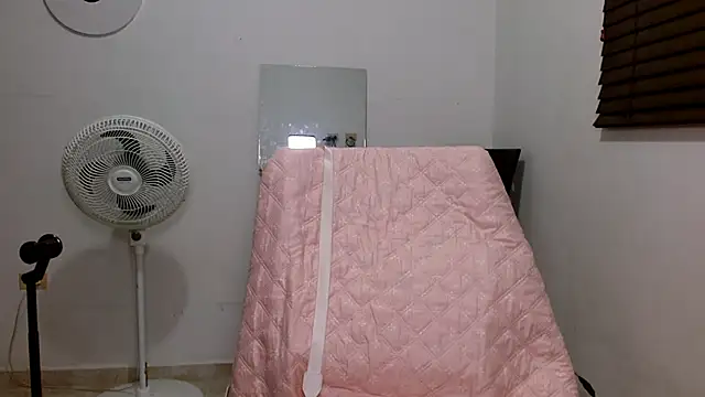 Snapshot of MiaDiamontLatin chatting on March 19, 2026, 5:51 am MiaDiamontLatin online show from March 19, 2026, 5:51 am