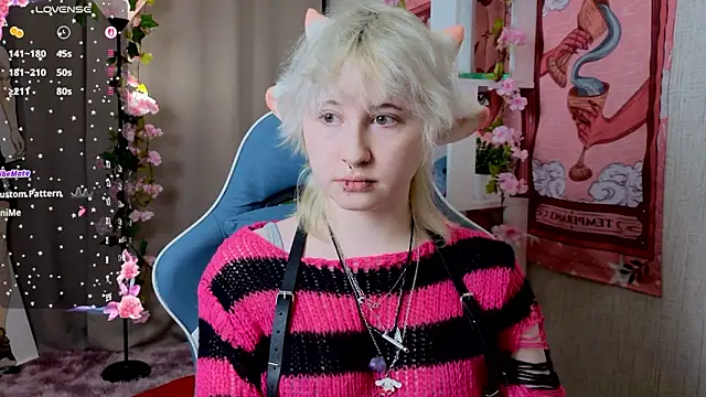 Snapshot of May_leaf chatting on February 26, 2026, 12:54 am May leaf online show from February 26, 2026, 12:54 am